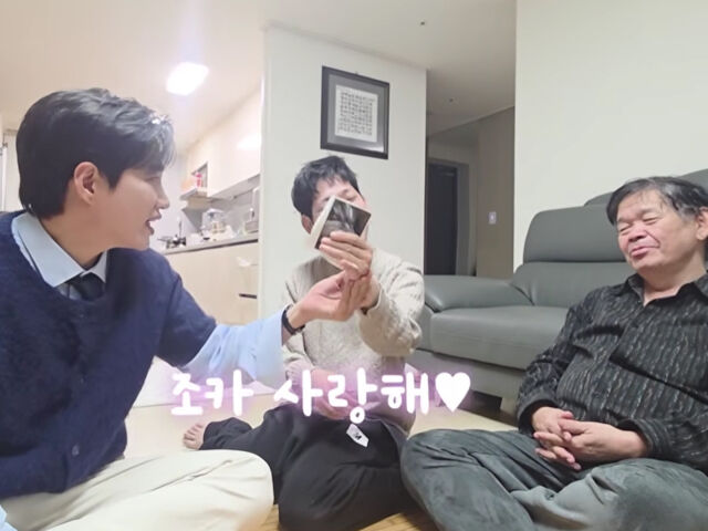 발달장애를 가진 문지인의 동생이 초음파 사진을 보고 신기해 하고 있다. / 유튜브 '지인의 지인'