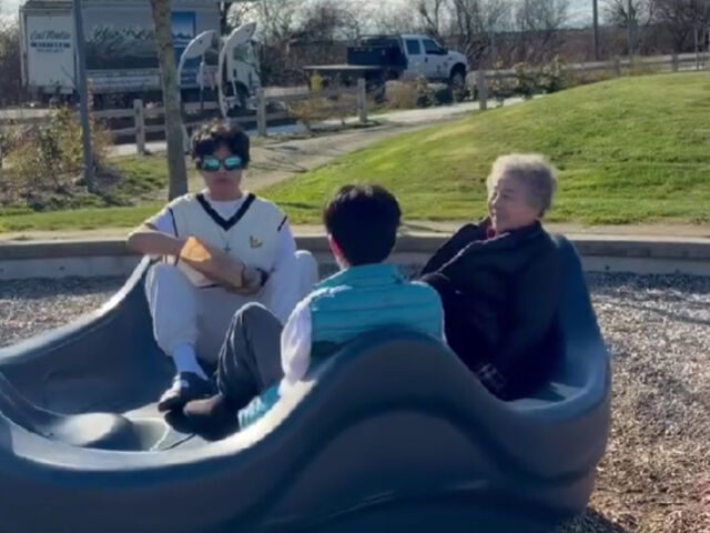 박은혜의 아들들이 할머니와 편안한 시간을 보내고 있다. / 박은혜 소셜미디어