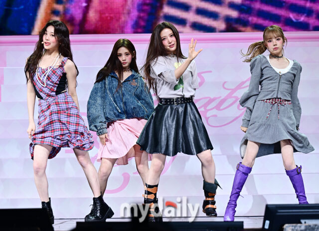 그룹 베이비돈크라이(Baby DONT Cry)가 24일 서울 한남동 블루스퀘어에서 진행된 첫 미니 앨범 'AFTER CRY(애프터 크라이)' 쇼케이스에서 멋진 무대를 선보였다.<br><br>베이비돈크라이(이현, 쿠미, 미아, 베니)는 피네이셔늬 첫 번째 걸그룹이다.<br><br>타이틀곡 'Bittersweet(비터스위트)' 밝고 경쾌한 사운드 위에 씁쓸하지만 달콤한 기억을 그려냈다.