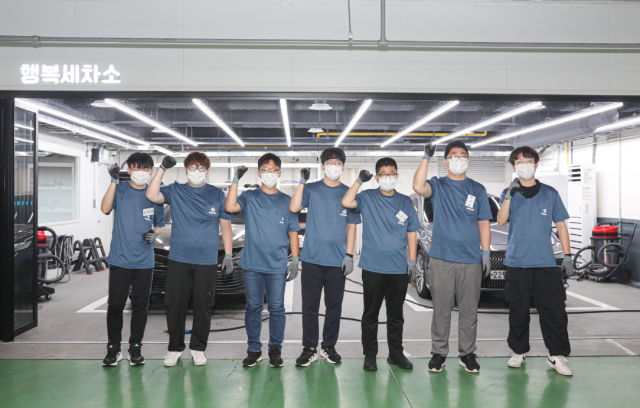 행복세차소 근무원들 단체사진. /동아에스티