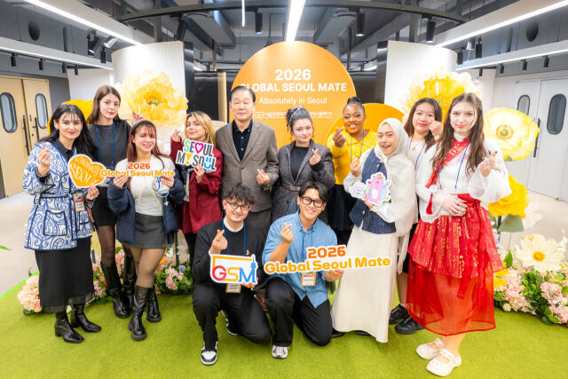 서울관광재단 길기연 대표이사(왼쪽부터 5번째)가 포토존에서 글로벌서울메이트와 단체사진을 촬영하고 있다./서울관광재단