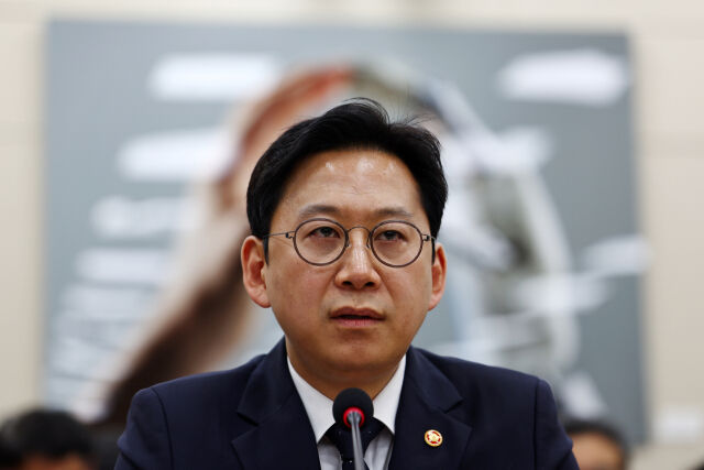 배경훈 부총리 겸 과학기술정보통신부 장관이 24일 오전 서울 여의도 국회에서 열린 과학기술정보방송통신위원회 전체회의에서 의원 질의에 답변하고 있다. /뉴시스