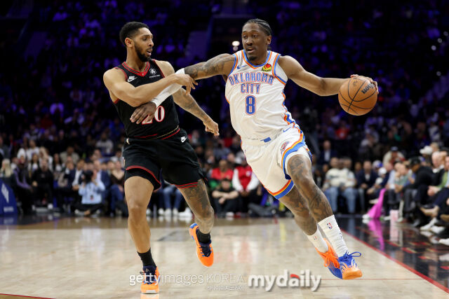 제일런 윌리엄스(오른쪽)가 24일 필라델피아와 경기에서 돌파를 시도하고 있다. /게티이미지코리아