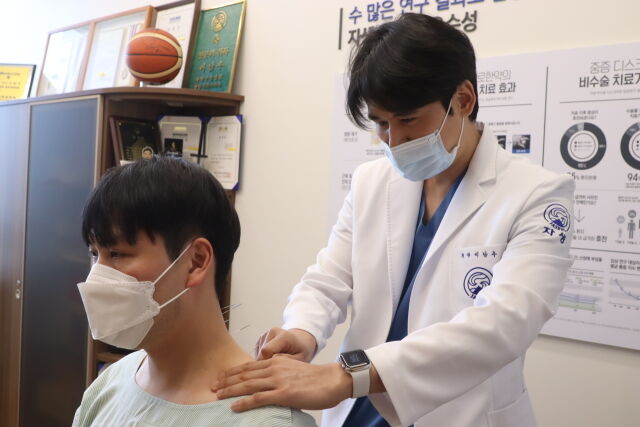 급성 경항통 환자에게 의료진이 동작침법을 실시하기 위해 자침하고 있다. /자생한방병원