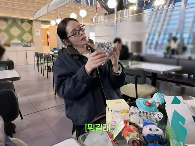 한가인이 아이들을 위해 랜덤 피규어를 구매했다. / 유튜브 '자유부인 한가인'