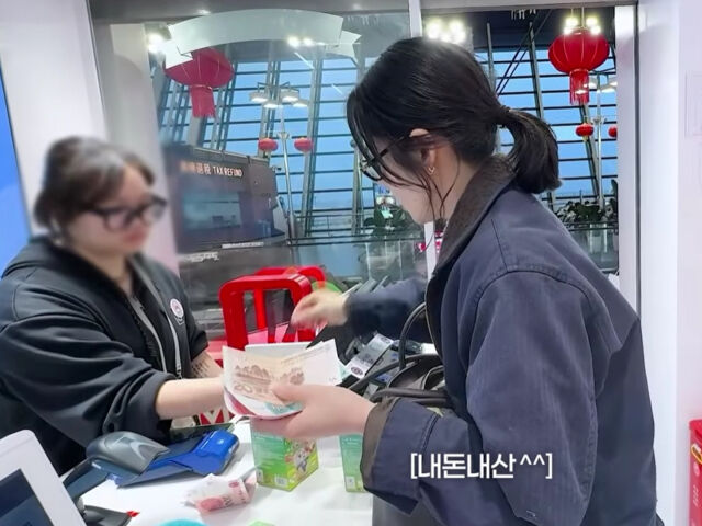 한가인이 면세점에서 제작진을 위해 화장품 세트를 구매했다. / 유튜브 '자유부인 한가인'