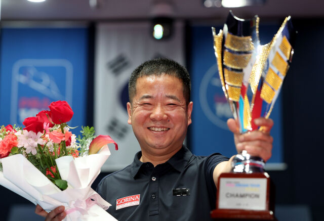 이종주가 23일 경기도 고양시 '고양 킨텍스 PBA 스타디움'에서 열린 '2025~2026 PBA 드림투어 파이널' 결승전 시상식이 끝나고 기념 사진을 찍고 있다./PBA