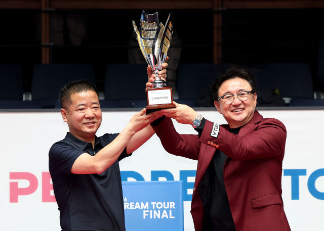 이종주가 23일 경기도 고양시 '고양 킨텍스 PBA 스타디움'에서 열린 '2025~2026 PBA 드림투어 파이널' 결승전 시상식에서 트로피를 들어올리고 있다. 오른쪽은 PBA 장상진 부총재./PBA