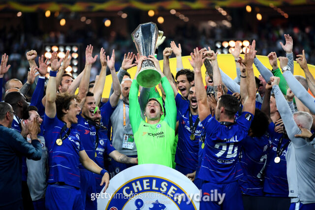 롭 그린이 유럽축구연맹 유로파리그 트로피를 들어 올리고 있다./게티이미지코리아