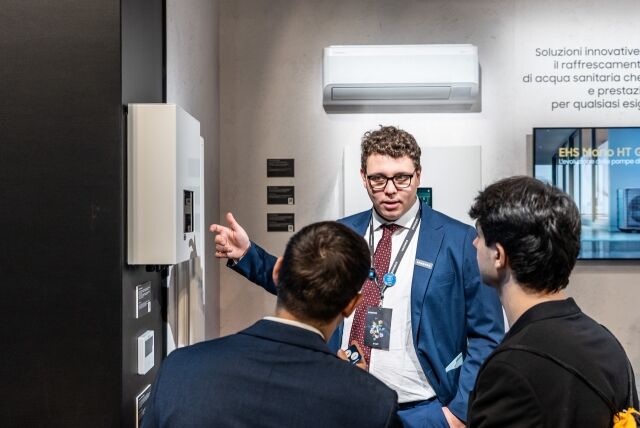 이탈리아 밀라노에서 열린 MCE 2026에서 삼성전자 직원이 참석자들에게 수상 제품의 특장점을 소개하고 있다. /삼성전자