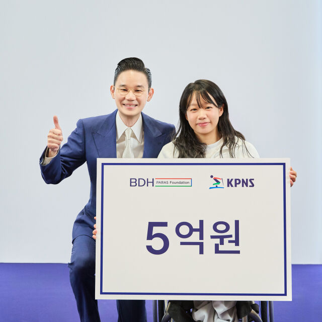 배동현 회장, 김윤지 선수(왼쪽부터) /