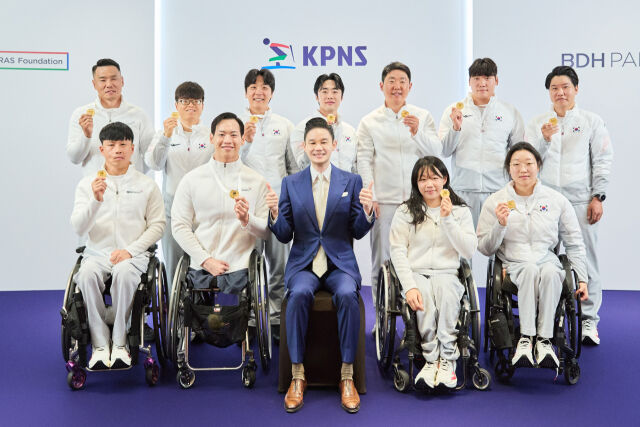 배동현 회장(앞줄 가운데), 국가대표 선수단 / 