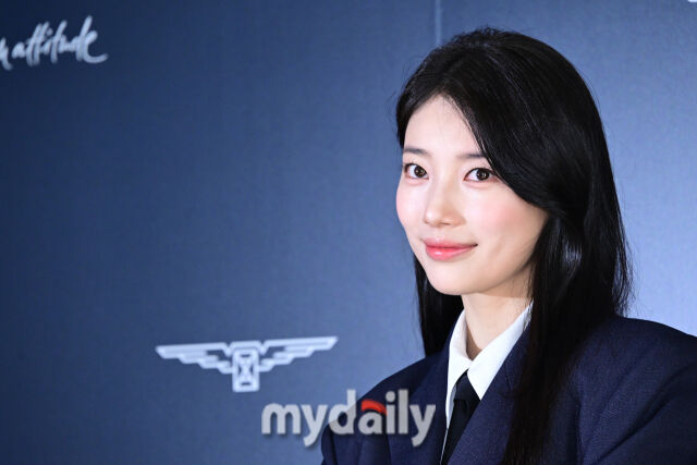 반짝이는 인형 미모로 포즈를 취하는 수지.