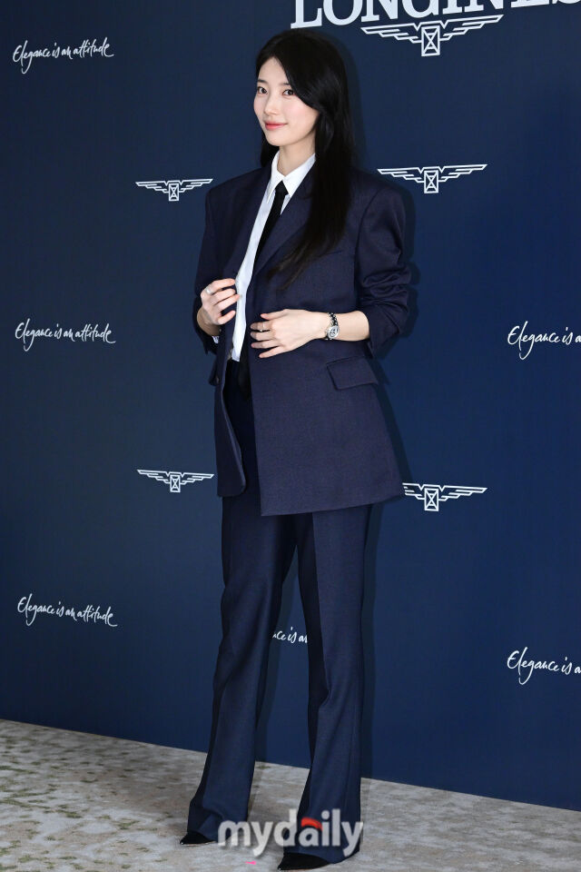 수지가 자켓 상의를 살짝 벌리며 장난을 치고 있다.