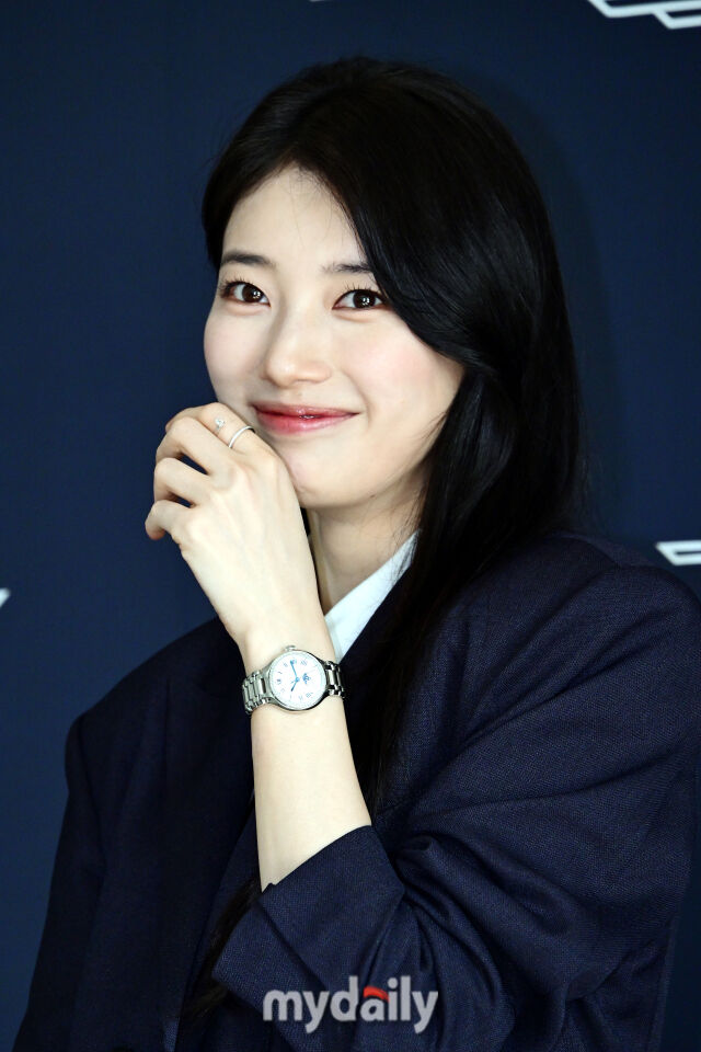 꽃받침 포즈를 취했던 수지가 민망한 듯 웃음을 터뜨리고 있다.