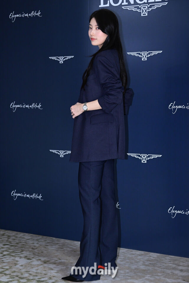 청순한 미모지만 시크한 반전 매력을 선보이는 수지.