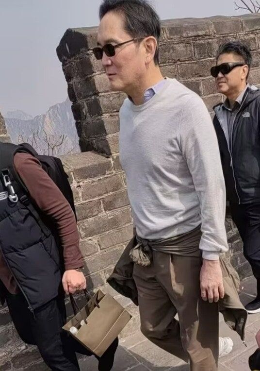 이재용 삼성전자 회장이 중국 베이징 만리장성을 걷고 있다. /중국 샤오훙슈
