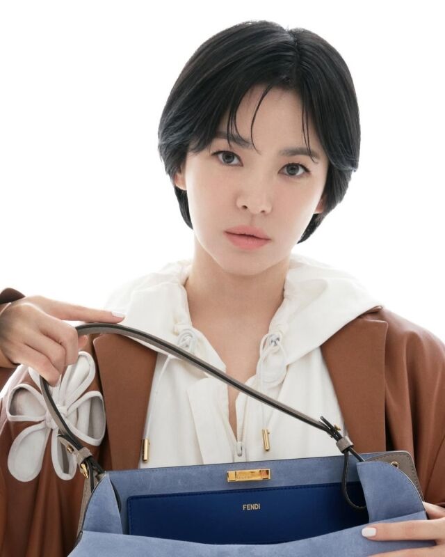 송혜교가 우아함으로 완성한 클래식 룩을 선보였다. / 송혜교 SNS