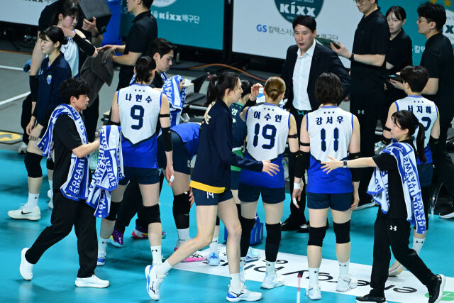 1세트 작전타임에 양효진의 서지혜를 향해 다가가고 있다. / 한국배구연맹(KOVO)