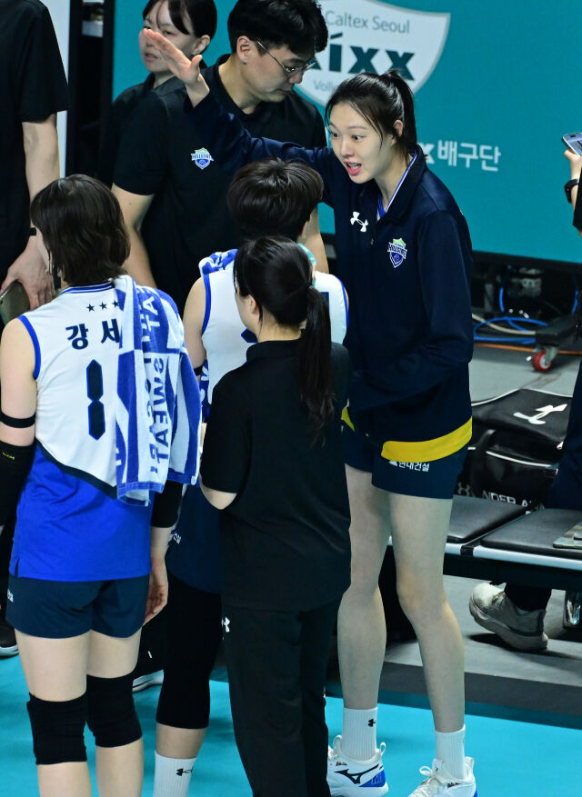 현대건설 양효진이 서지혜에게 조언을 해주고 있다. / 한국배구연맹(KOVO)