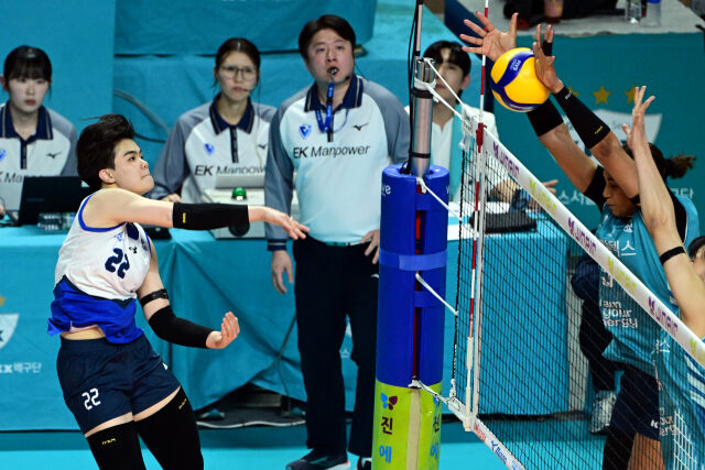 현대건설 서지혜가 실바의 블로킹을 피해 공격을 시도하고 있다. / 한국배구연맹(KOVO)