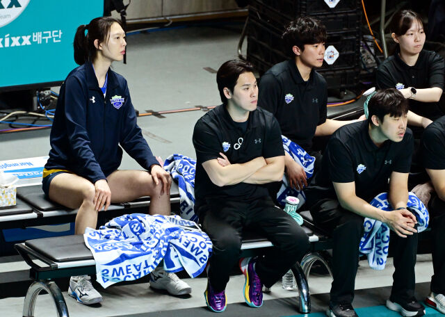 벤치에 앉아 후배들의 경기를 지켜보는 양효진. / 한국배구연맹(KOVO)