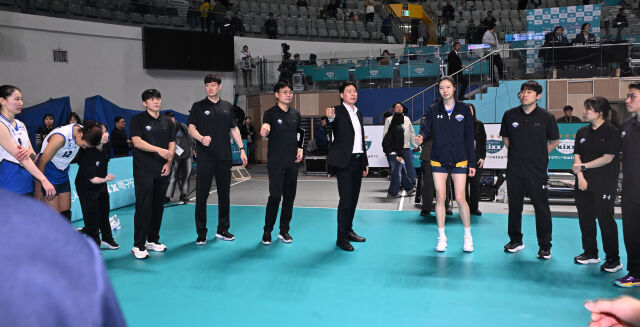 현대건설 강성형 감독이 경기 후 선수들에게 당부를 하고 있다. /한국배구연맹(KOVO)