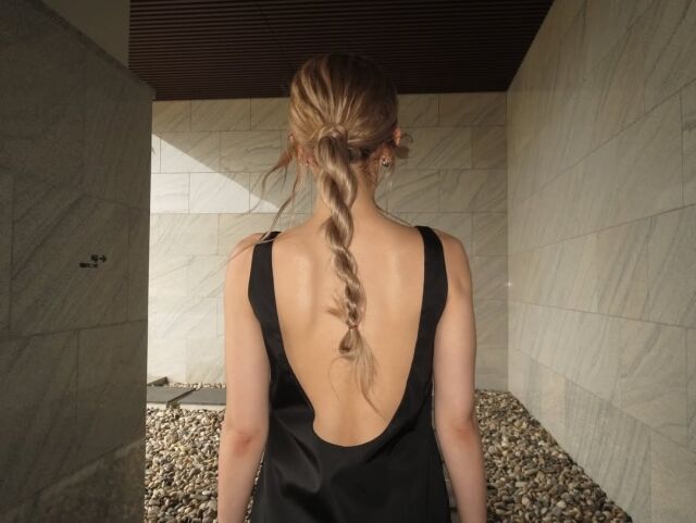 전소미가 과감한 백리스 드레스로 시선을 사로잡았다. / 전소미 SNS