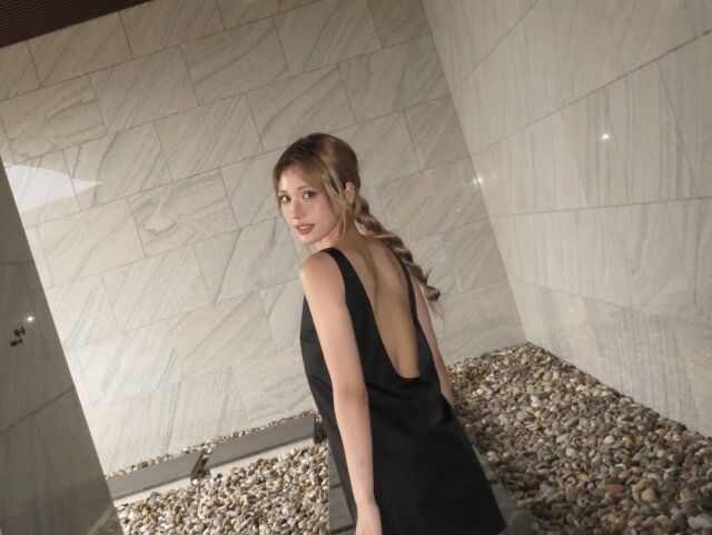 전소미가 과감한 백리스 드레스로 시선을 사로잡았다. / 전소미 SNS