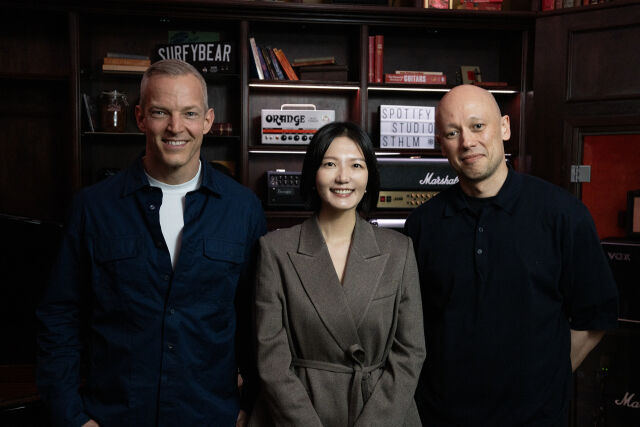 지난 25일(현지시간) 스웨덴에 위치한 스포티파이 본사에서 최수연 네이버 대표이사 (가운데)와 스포티파이 공동 최고경영자 알렉스 노스트롬(오른쪽), 구스타브 소더스트롬(왼쪽)이 공동 라운드테이블을 열고 양사 파트너십에 대해 논의했다. /네이