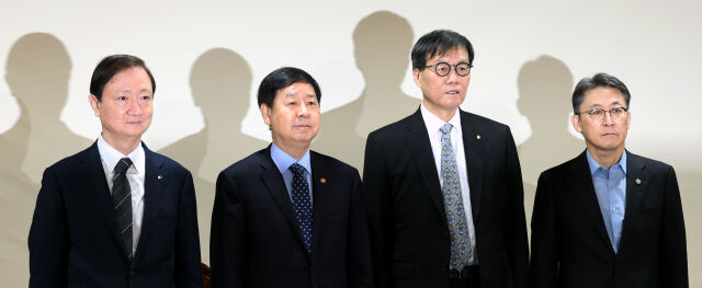 19일 오전 서울 중구 은행회관에서 열린 확대거시경제금융회의에서 (왼쪽부터) 이찬진 금융감독원장과 구윤철 경제부총리, 이창용 한국은행 총재, 권대영 금융위원회 부위원장이 참석해 기념촬영을 하고 있다./뉴시스