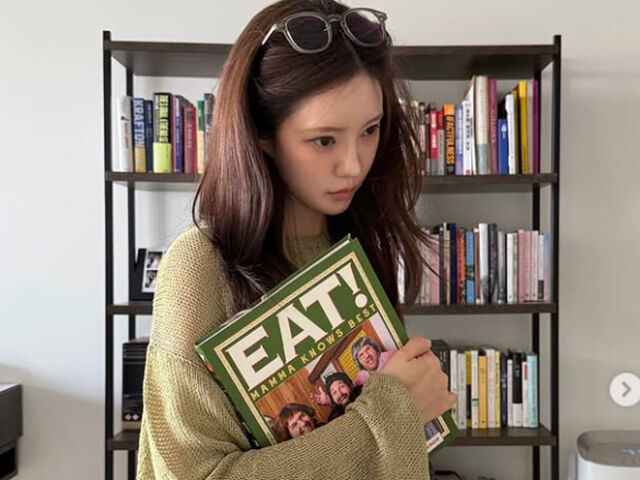 효민이 원서 책을 들고 공부에 지친 표정을 지었다. / 효민 소셜미디어