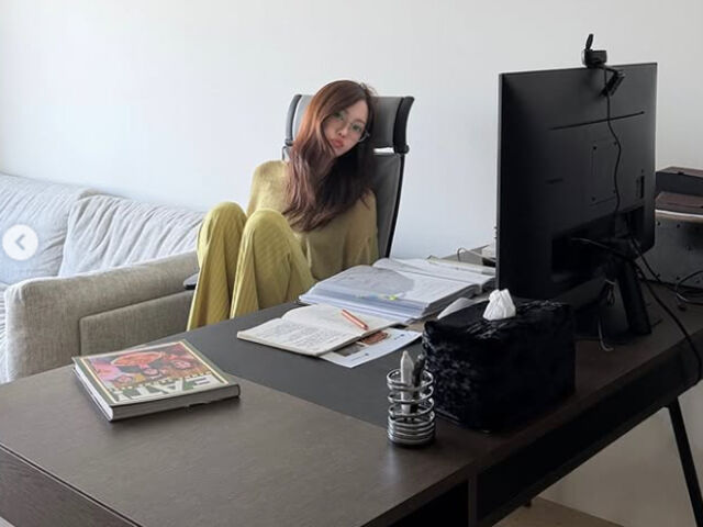 효민이 공부에 지친 모습을 보였다. / 효민 소셜미디어