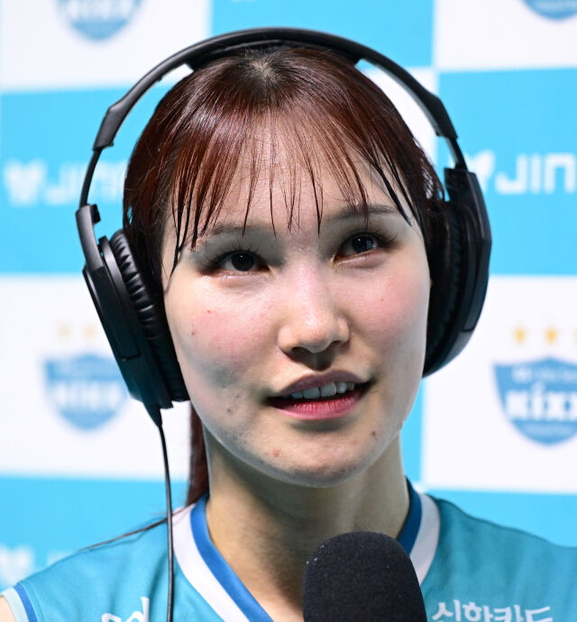 GS칼텍스 안혜진이 승리 후 수훈 인터뷰에서 붉어진 눈시울로 생각에 잠겨있다 / 한국배구연맹(KOVO)