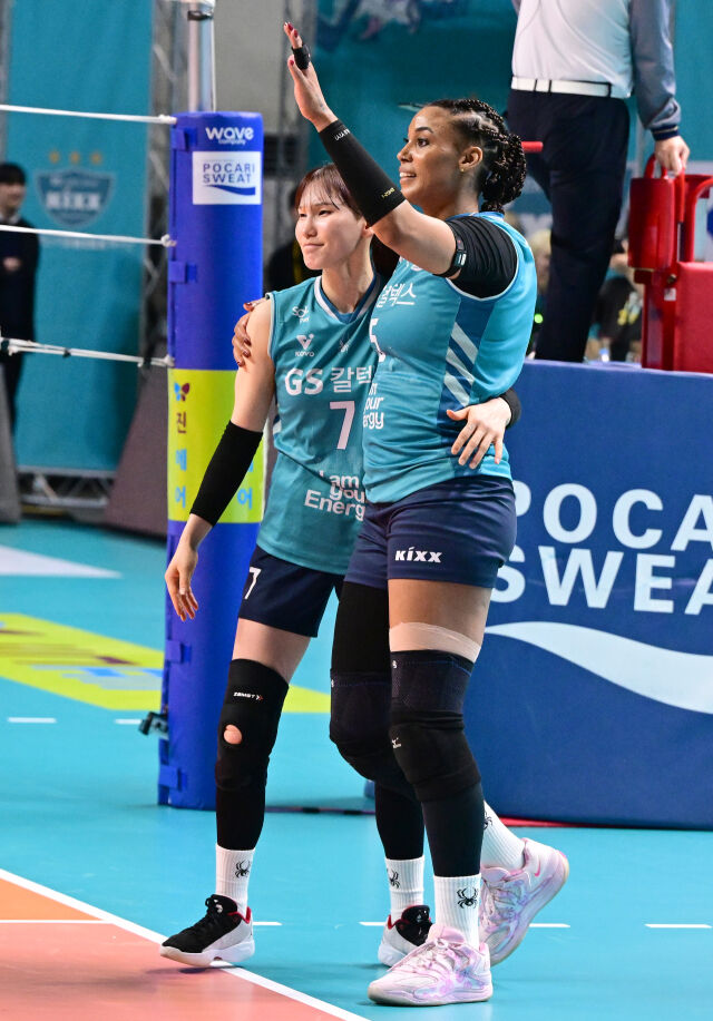 GS칼텍스 안혜진이 실바와 함께 기뻐하고 있다 / 한국배구연맹(KOVO)