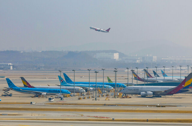25일 인천국제공항에서 항공기가 이동하고 있다. /뉴시스