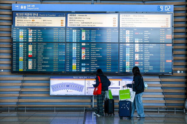 인천국제공항에서 공항이용객들이 출발 항공편을 살펴보고 있다. /뉴시
