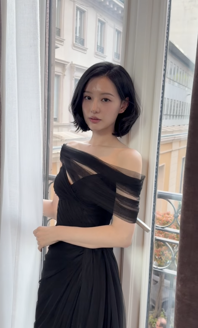 김지원이 단발 헤어스타일로 색다른 분위기를 선보였다. / 김지원 메이크업 아티스트 SNS