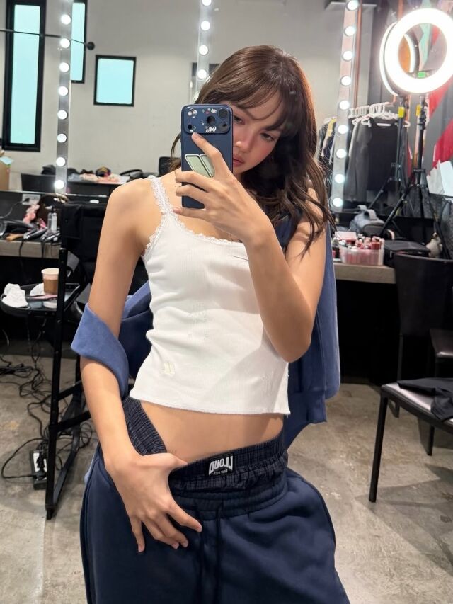 리사가 일상과 화보를 넘나드는 근황 사진을 공개했다. / 리사 SNS