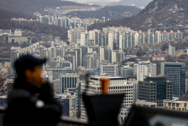 서울 중구 남산에서 서울시내 아파트가 보이고 있다. /뉴시스
