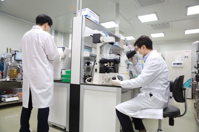 SK케미칼 연구원이 오픈이노베이션 기반 신약 후보물질 분석을 진행하고 있다. /SK케미칼