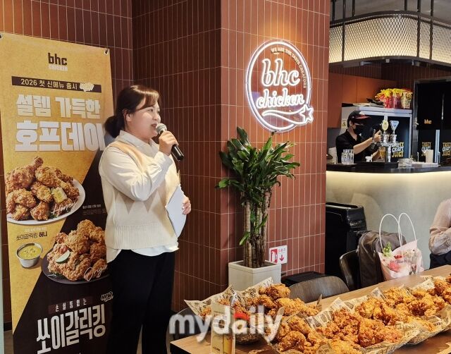 bhc R&D센터 최백진 차장이 26일 오후 서울 서초구 bhc치킨 서초교대점에서 열린 신메뉴 ‘쏘이갈릭킹’ 출시 기념 기자간담회에서 제품 개발 과정과 핵심 기술에 대해 설명하고 있다. /방금숙 기자
