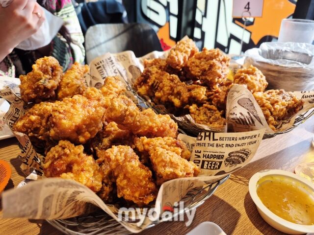 bhc가 2026년 첫 신메뉴로 선보인 ‘쏘이갈릭킹’ 오리지널(오른쪽)과 허니 2종. /방금숙 기자