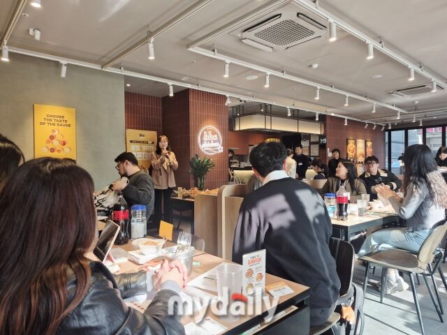 26일 오후 서울 서초구 bhc치킨 서초교대점에서 신메뉴 ‘쏘이갈릭킹’ 출시 기자간담회가 진행됐다. /방금숙 기자