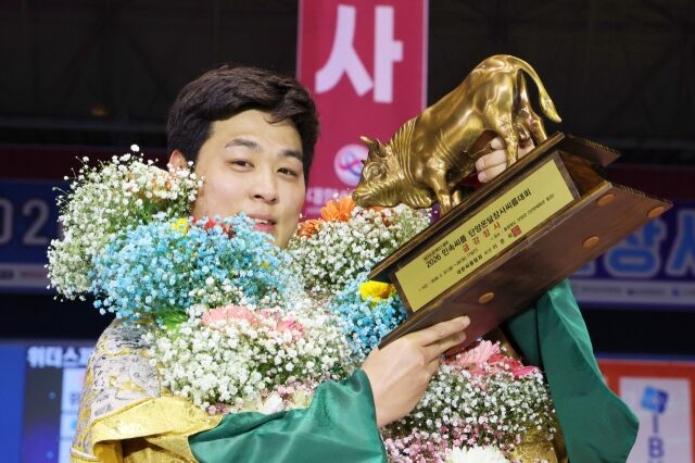 26일 충청북도 단양군 단양체육관 동관에서 열린 ‘위더스제약 2026 민속씨름 단양온달장사씨름대회’ 금강장사(90kg이하)에 등극한 최정만(영암군민속씨름단)이 황소트로피를 들고 기념사진을 찍고 있다. /대한씨름협회