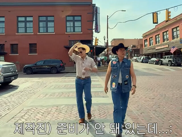 이서진과 나영석 PD는 달라스에서 의상과 소품을 사며 분위기를 한껏 즐겼다. / 넷플릭스 '이서진의 달라달라'