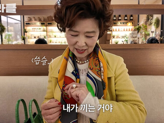 윤미라가 어머니가 끼던 반지를 끼고 그리워 했다. / 유튜브 '윤미라'