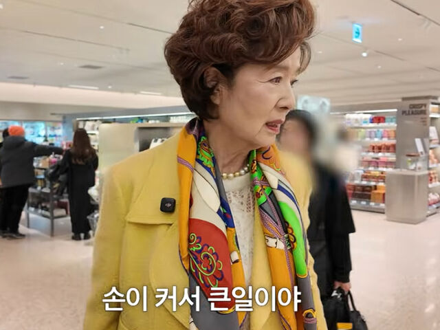 윤미라가 맛있다는 말에 가장 큰 용량을 찾아 눈길을 끌었다. / 유튜브 '윤미라'