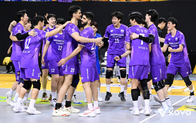 준PO에서 승리한 우리카드 선수들./KOVO