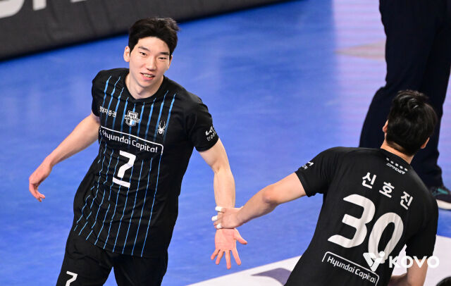 6R 맞대결에서 분전한 허수봉./KOVO